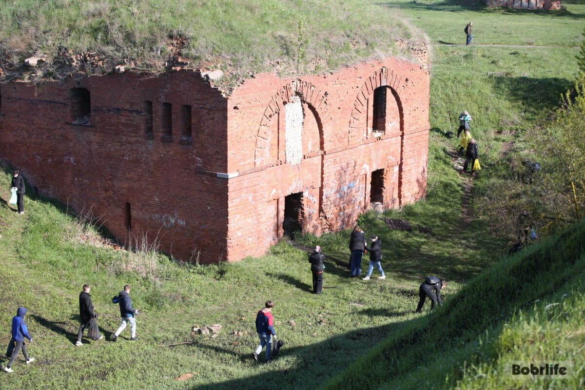 «Марафон» чистоты и порядка проходит на территории Бобруйской крепости