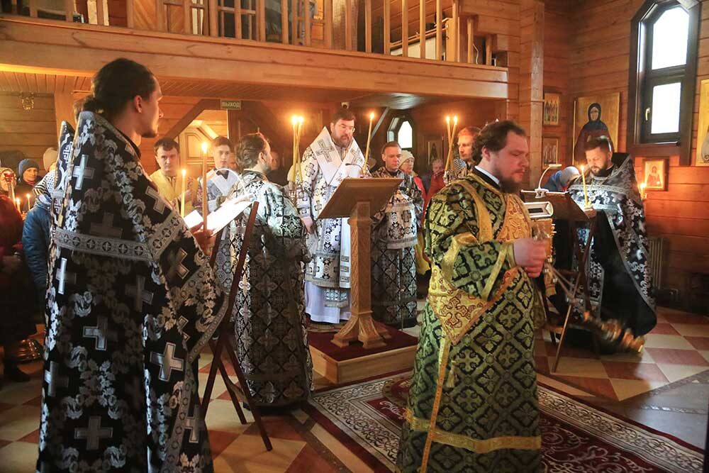 В храме иконы Божией Матери «Целительница» епископ Серафим возглавил последнюю в этом Великом посту Пассию