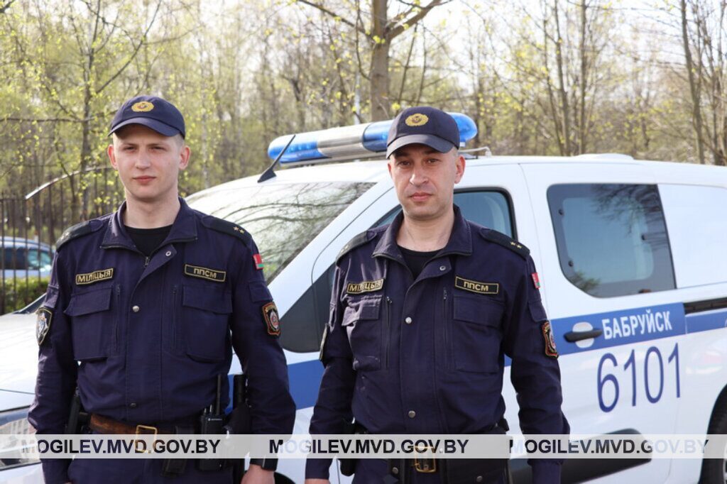 В Бобруйске спасли человека, который хотел выпрыгнуть из окна