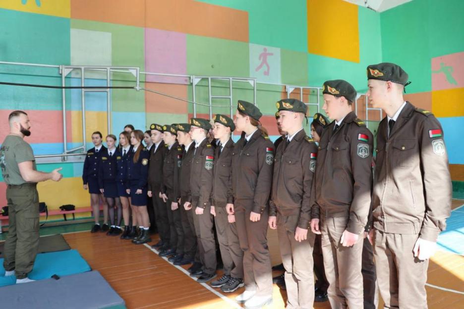 В Бобруйске милиционеры провели занятия для воспитанников клуба «Честь»