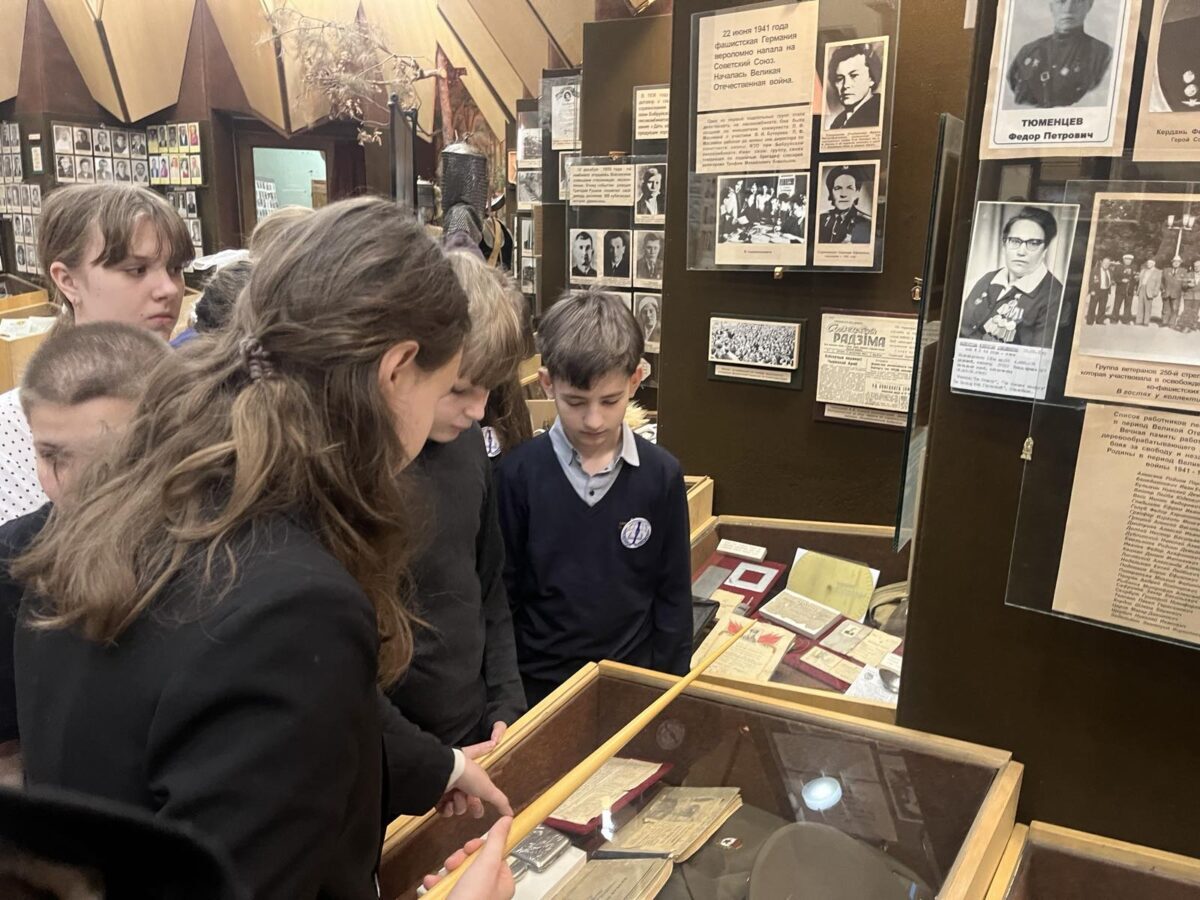 Учащиеся 6-ых классов ГУО «Гимназия № 2» первыми ознакомились с видео-экскурсией «Отблеск славных побед в их наградах»