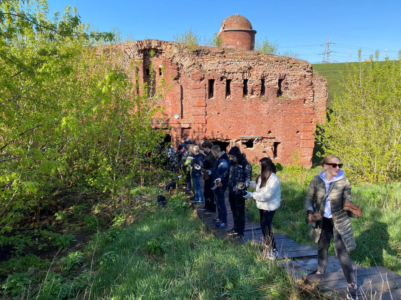 Работники сферы культуры города, администрация Ленинского района, учащаяся молодежь трудятся на территории Бобруйской крепости