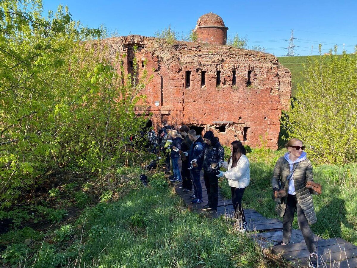 Работники сферы культуры города, администрация Ленинского района, учащаяся молодежь трудятся на территории Бобруйской крепости