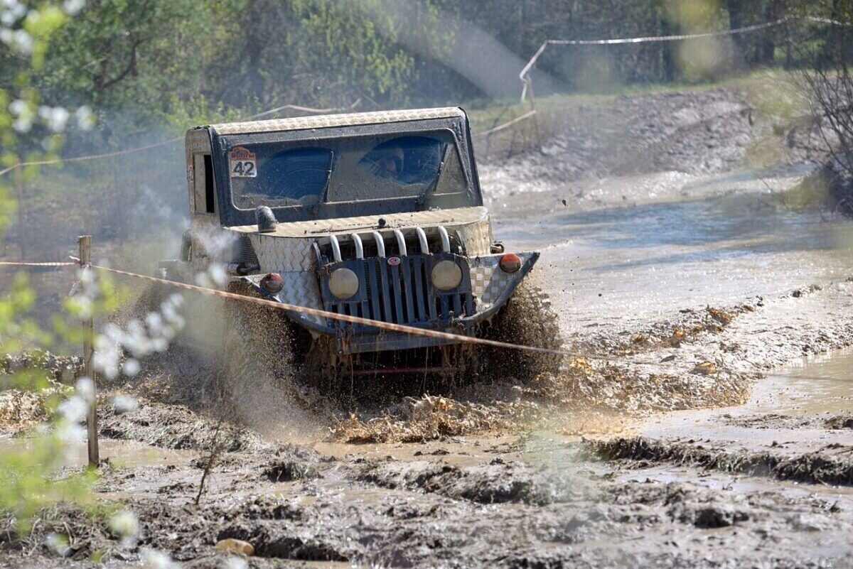 Танки грязи не боятся. В Бобруйском районе прошло  первенство по джип-спринту «Дороги Победы»