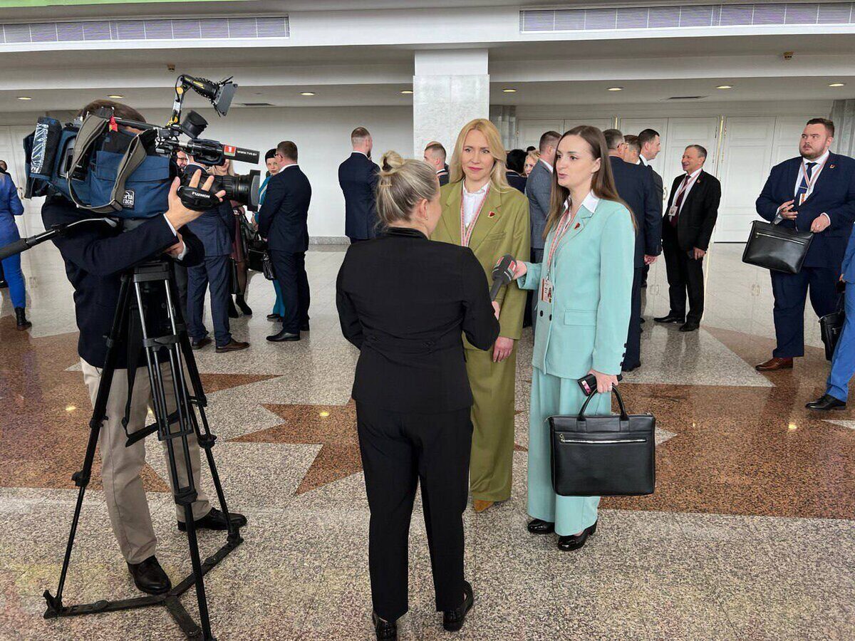 До начала первого заседания VII ВНС во Дворце Республики делегатов атакуют журналисты