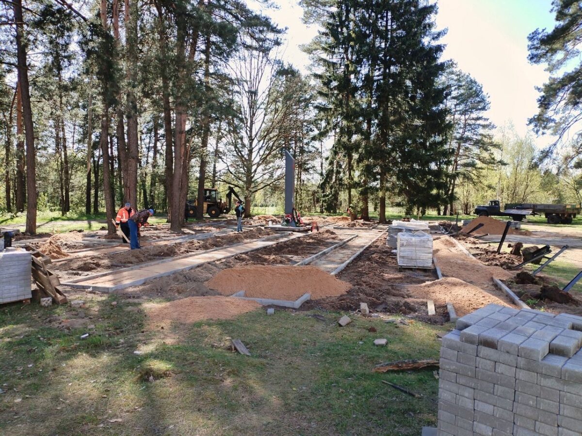 В Киселевичах началась реконструкция Братской могилы воинов и партизан