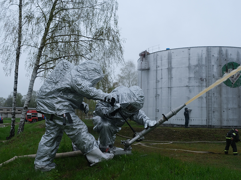 Горящий резервуар с дизтопливом спасен: в Бобруйске прошли учения МЧС