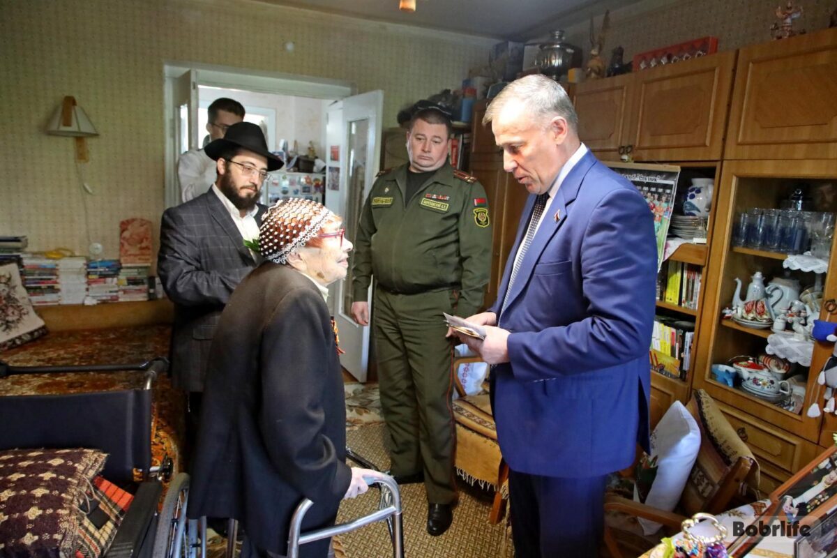 С Днем Победы поздравили ветерана Евгению Блувол