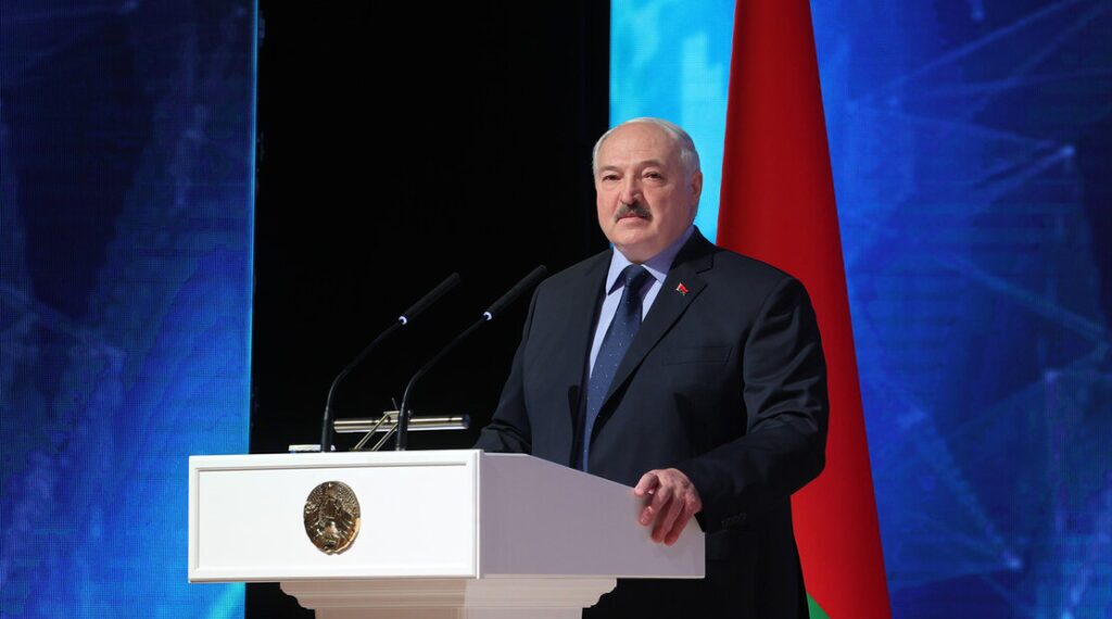 Лукашенко вспомнил о своей первой пробе пера и рассказал, какой «кулак» хотел бы видеть в районных СМИ