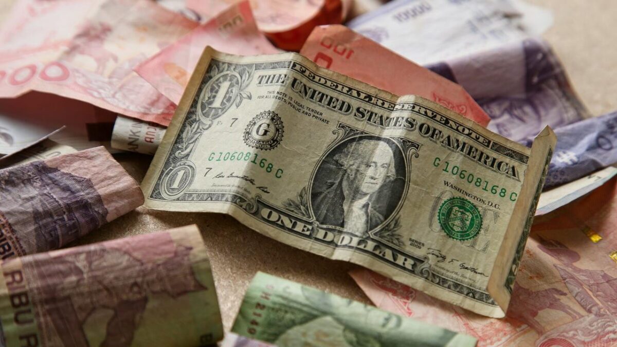 Курс доллара падает третью неделю подряд – как так вышло? Итоги рынка валют
