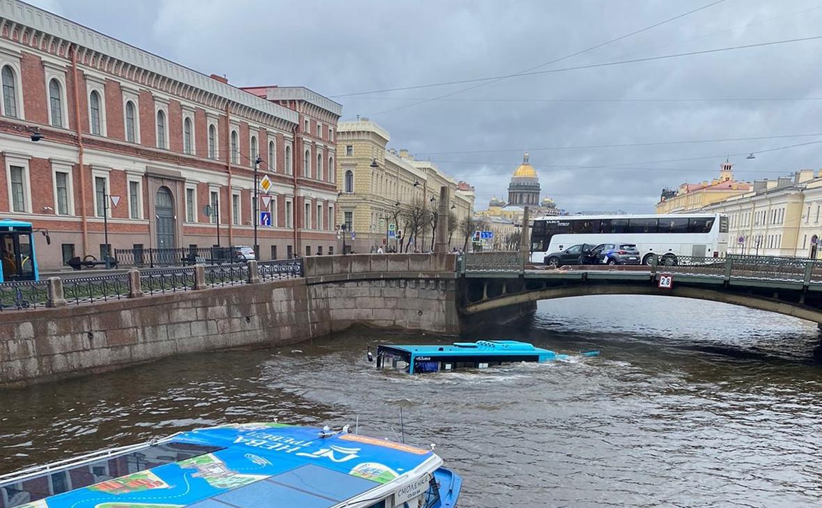 Пассажирский автобус, в котором находились порядка 20 человек, упал с моста в реку Мойку в центре Санкт-Петербурга
