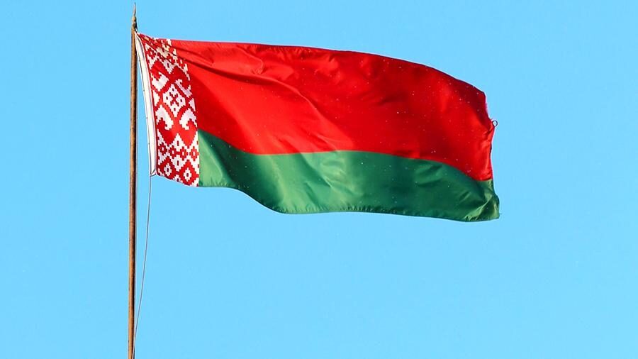 Василевская передала Лукашенко Государственный флаг Беларуси, побывавший на МКС