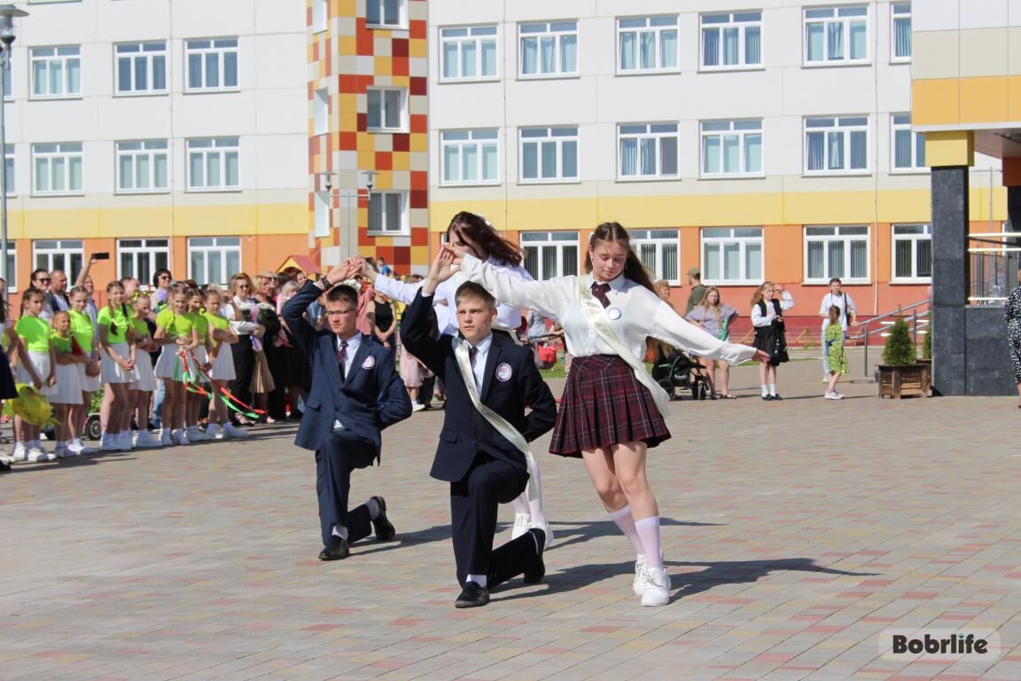 В Добрый путь, выпускники! Последний звонок прозвенел в средней школе №35 им. П. И. Батова