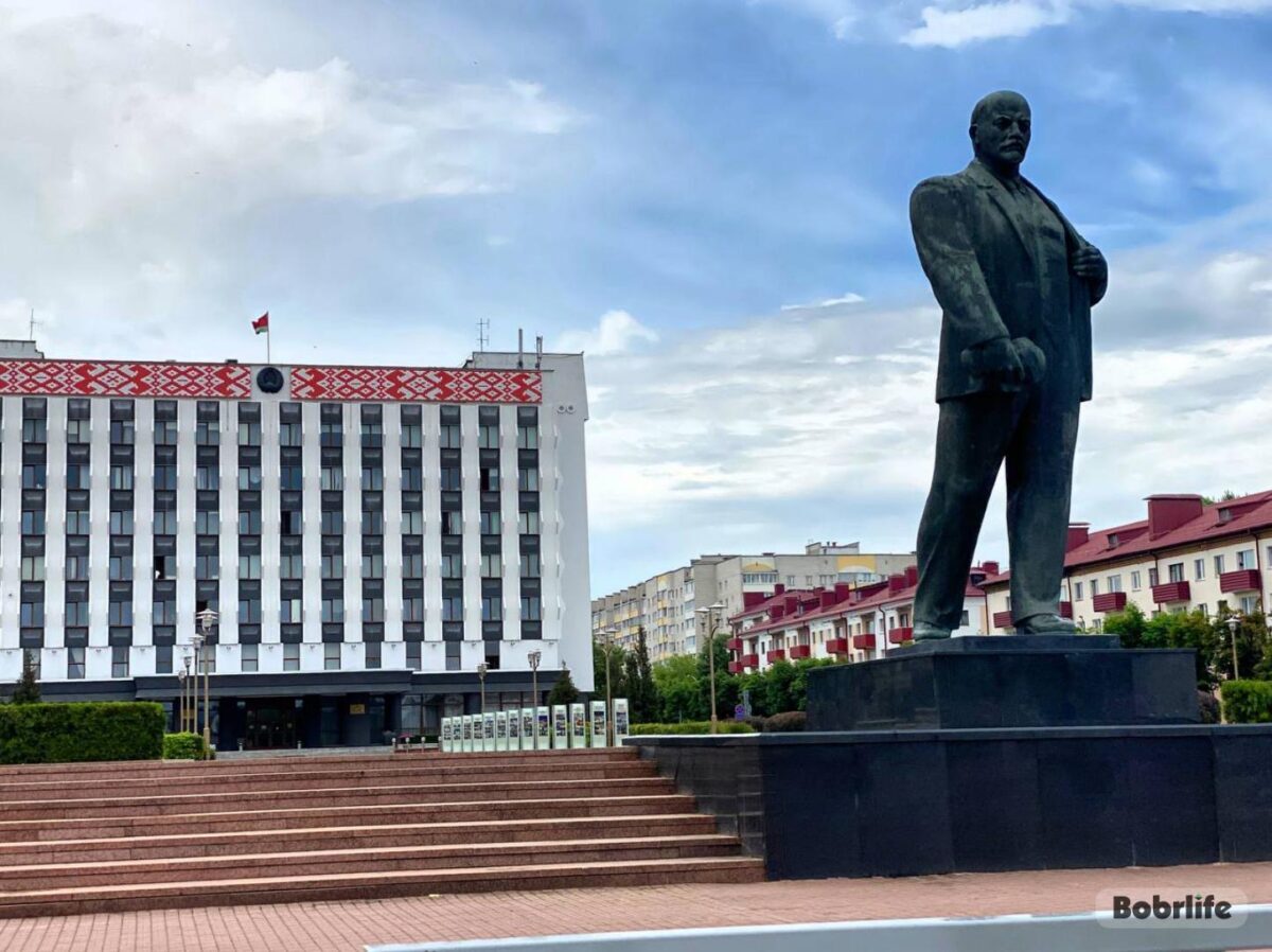 Вандалы на колесах: подростки наносят ущерб памятникам в Бобруйске. Что им грозит?