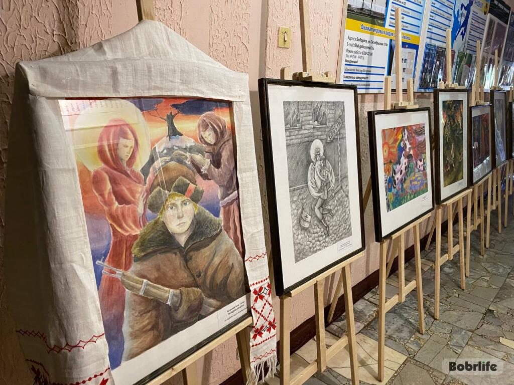 В Бобруйске проходит выставка юных художников Беларуси и России «Наследники Великой Победы»