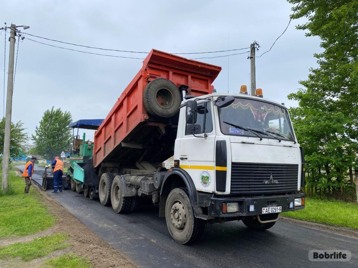 Не только на городских улицах, но и в переулках города на Березине делают новые дороги