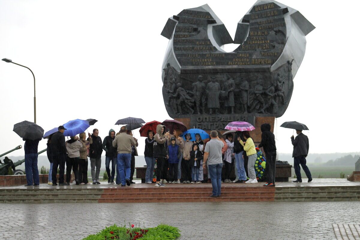 По местам скорби и героизма. Сотрудники УП «СВ Класс» побывали на мемориалах в честь погибших в годы войны