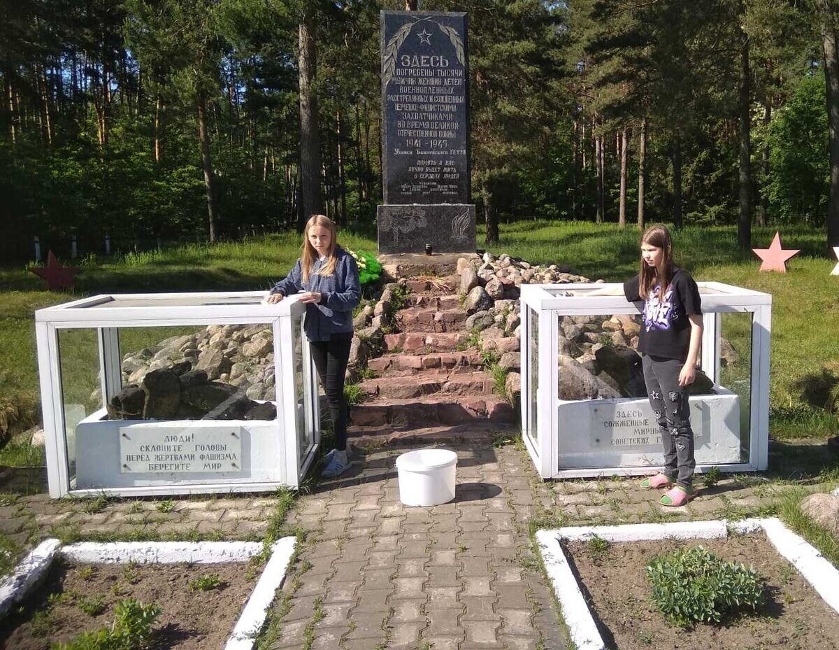 Школьники Каменской специальной школы-интерната наводили порядок на месте захоронения жертв войны в Слободке