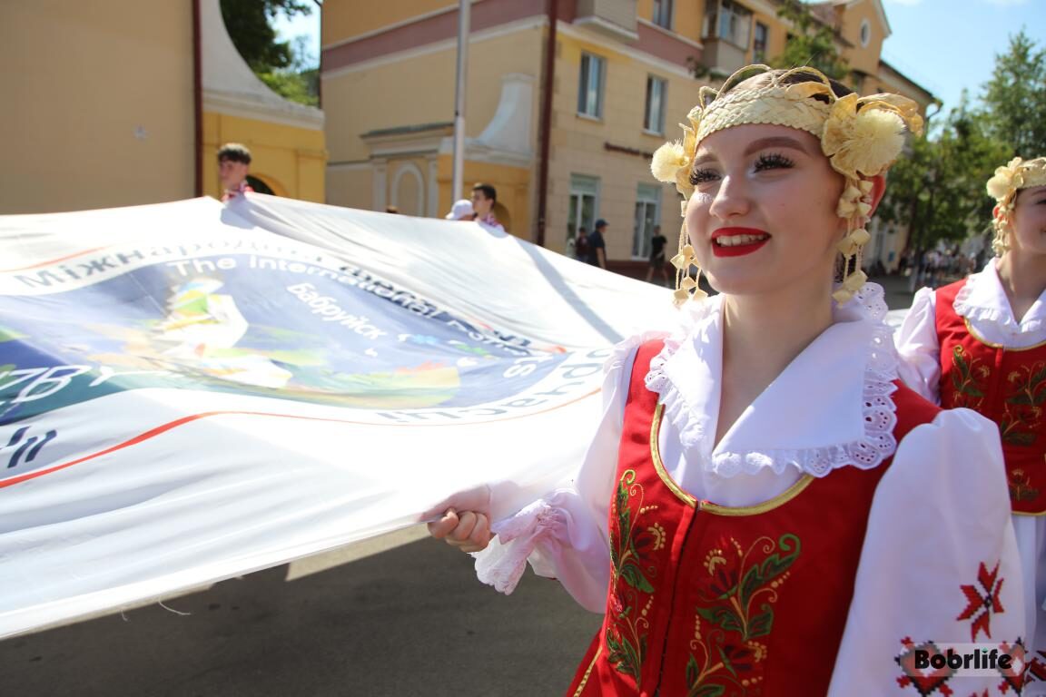 Торжественное возложение цветов и шествие делегаций Международного фестиваля «Венок дружбы»