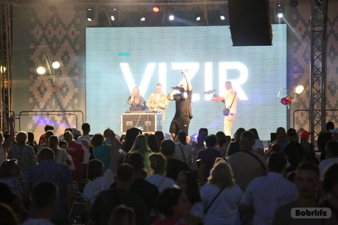 Диджеи радио Zефир FM порадовали молодое поколение бобруйчан зажигательными треками