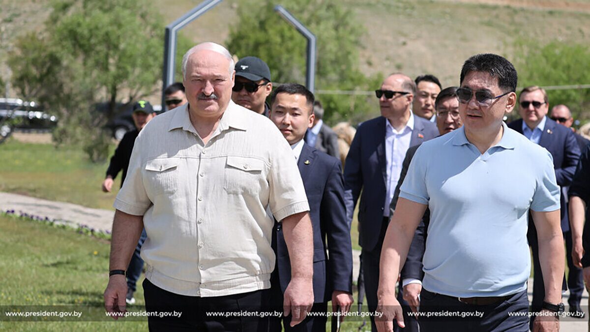Лукашенко и Хурэлсух посещают загородный Центр монгольской культуры