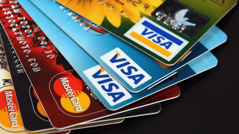 Девушка в интернете предлагала продать ей банковские карты