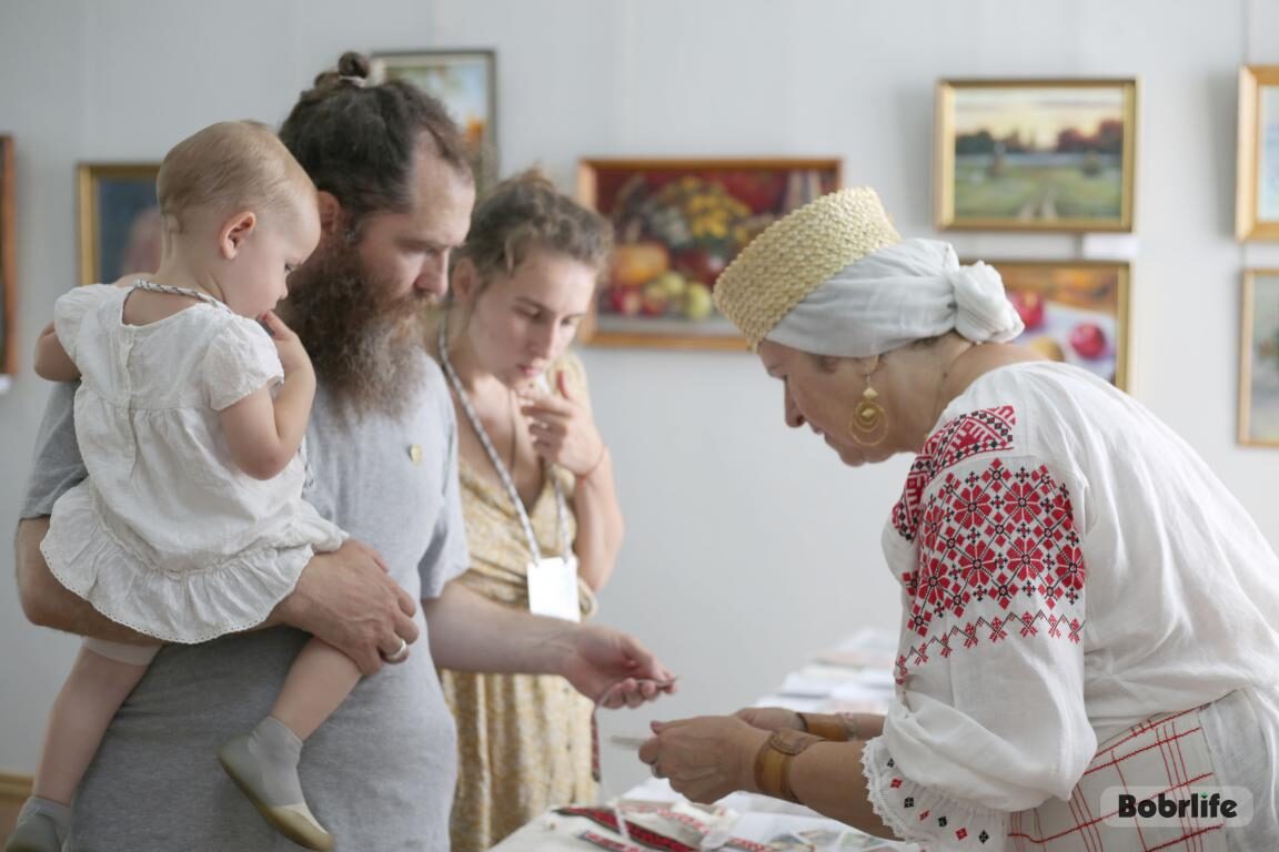 В выставочном зале Бобруйска стартовали мастер-классы по народным ремеслам