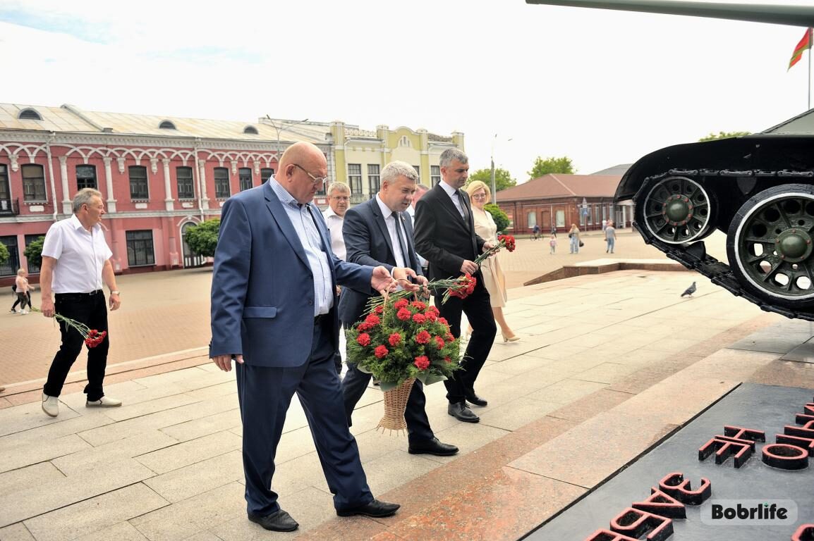 Председатель  горисполкома  и представители  Главгосстройэкспертизы возложили цветы к памятнику-танку на площади Победы