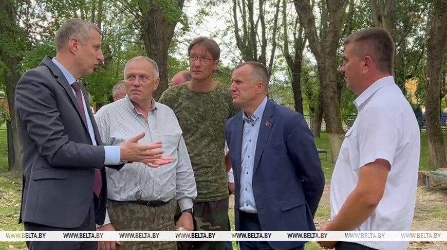 «Люди вышли белорусской толокой». Крутой пообщался на субботнике с жителями Быховского района