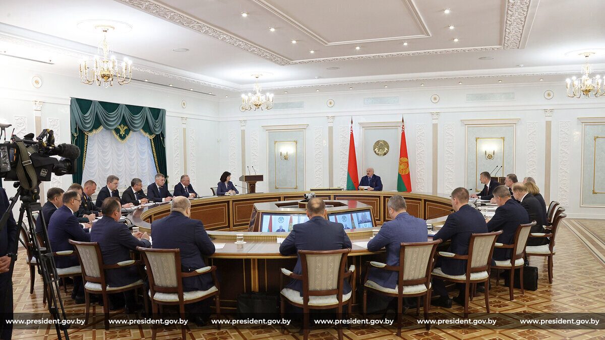 Во время совещания Глава государства потребовал прежде доложить на злобу дня: как устраняются последствия стихии в регионах