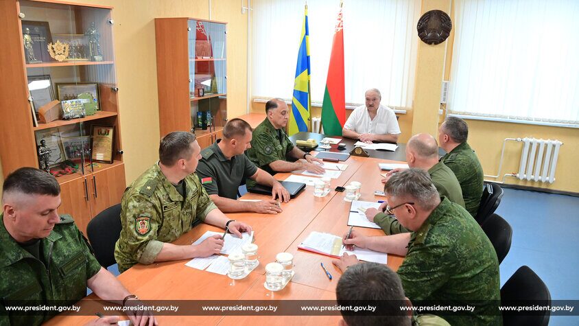 Лукашенко заявил о ликвидации напряженности на границе с Украиной. Подробности совещания в Лунинецком районе