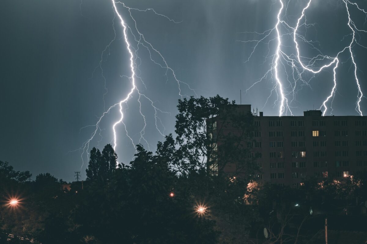 Что можно и нельзя делать во время грозы в городе, на природе и дома
