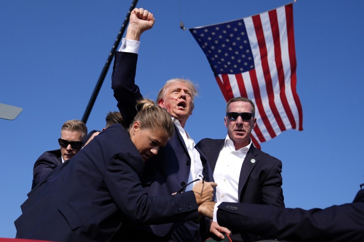 Заходят как-то в бар убийца Трампа и его охрана…