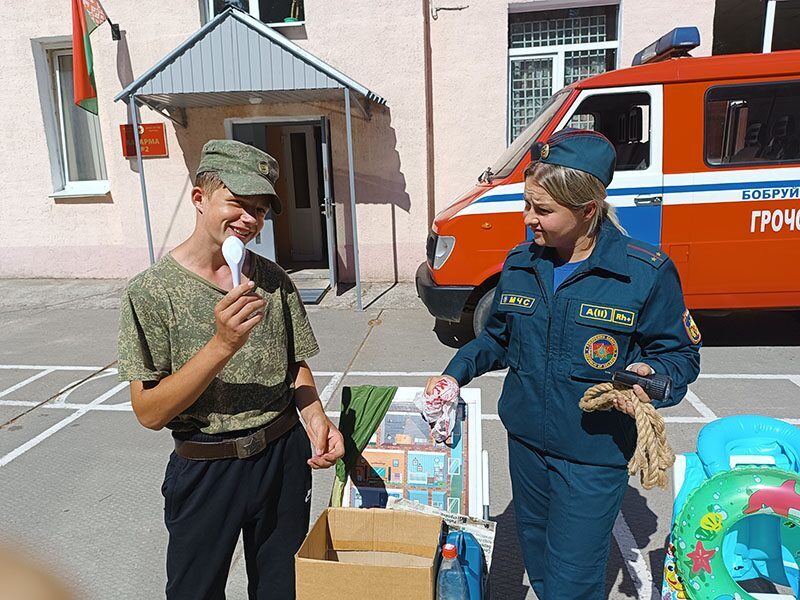 Бобруйские спасатели посетили патриотический лагерь «Родина»