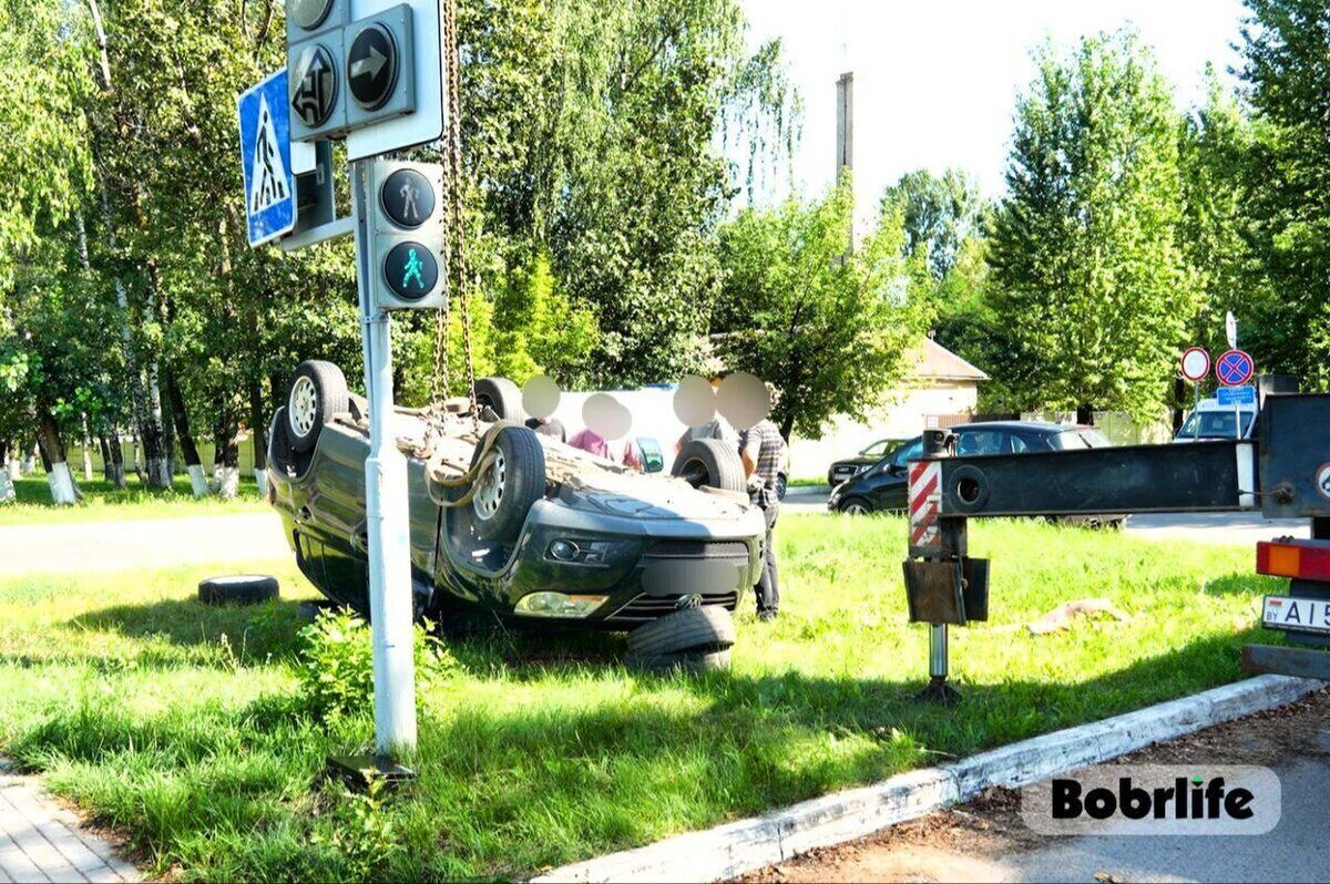 На улице Минской в Бобруйске перевернулась машина