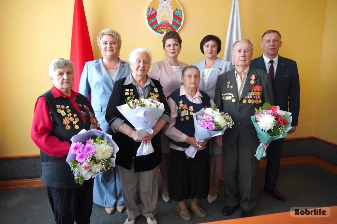 Бобруйчанам вручили почетные знаки «В честь 80-летия полного освобождения Ленинграда от фашистской блокады»