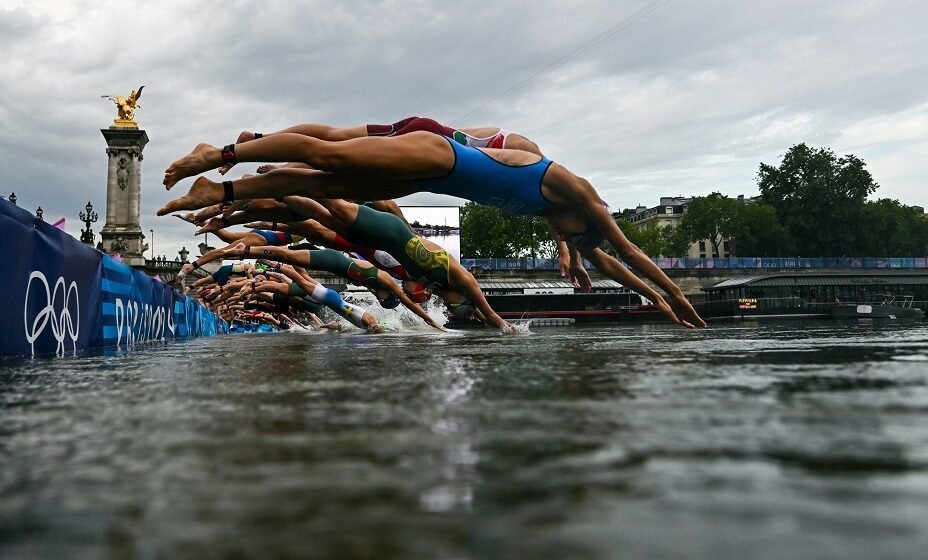 Спортсмены в Париже снимаются с заплывов из-за отравления водами Сены