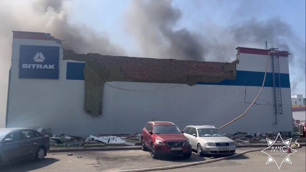 Под Минском 20 единиц техники тушили огонь на автомойке для грузовиков. Есть пострадавшие в тяжелом состоянии