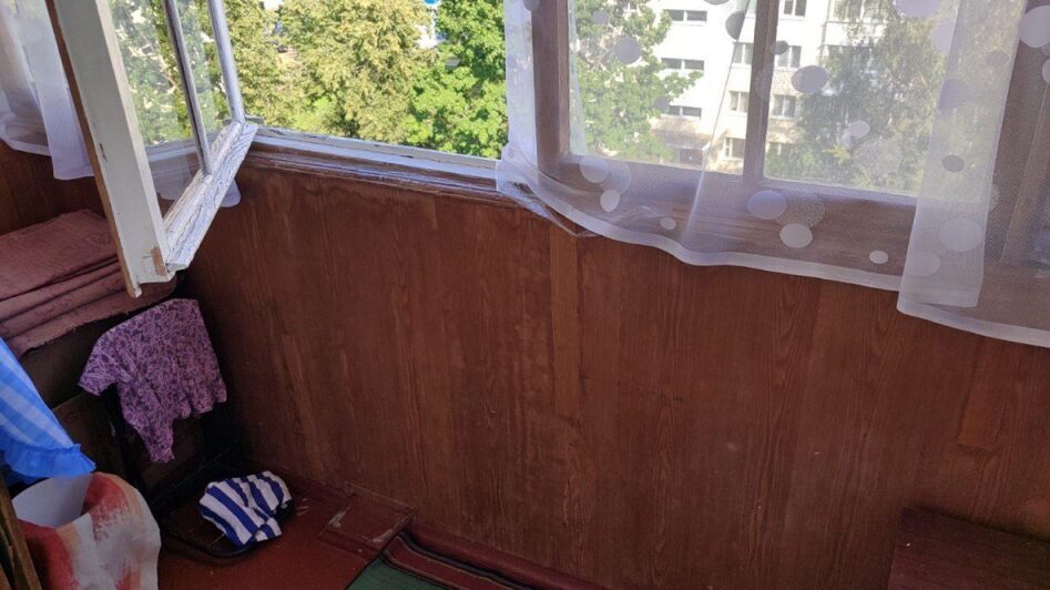 В Бобруйске сотрудники МЧС спасли пенсионерку, которая чуть не выпала из окна