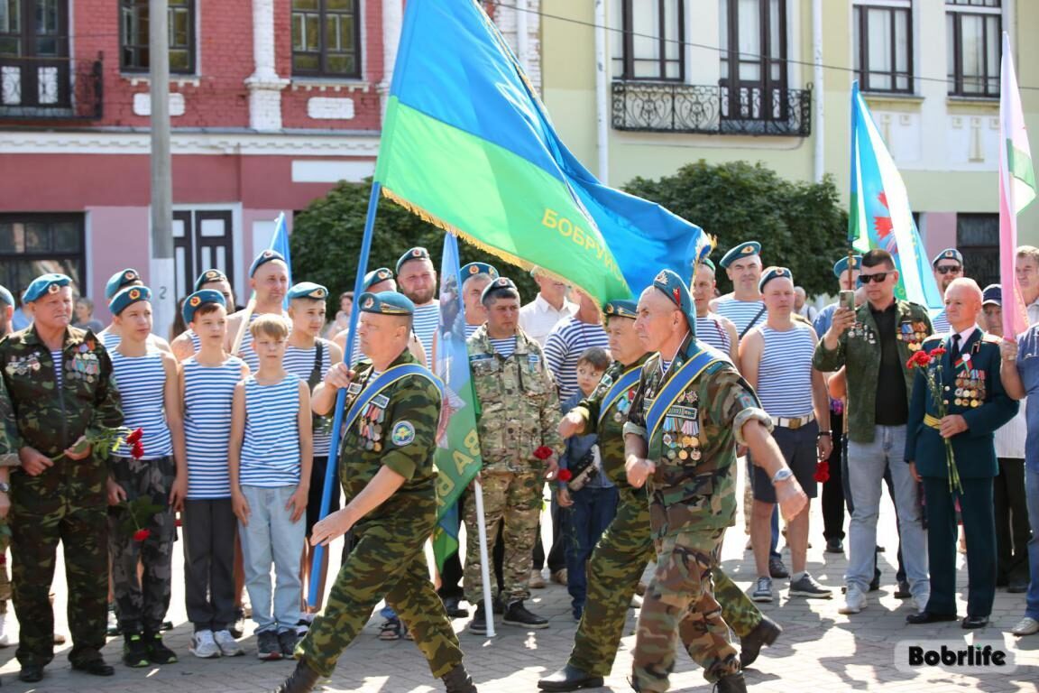 В Бобруйске празднуют День десантников и сил специальных операций