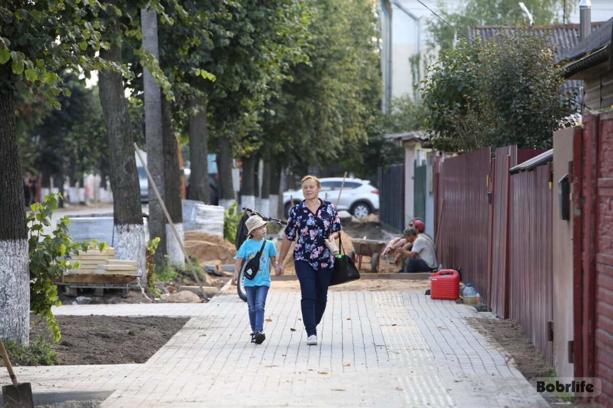 На Урицкого укладывают новую тротуарную плитку