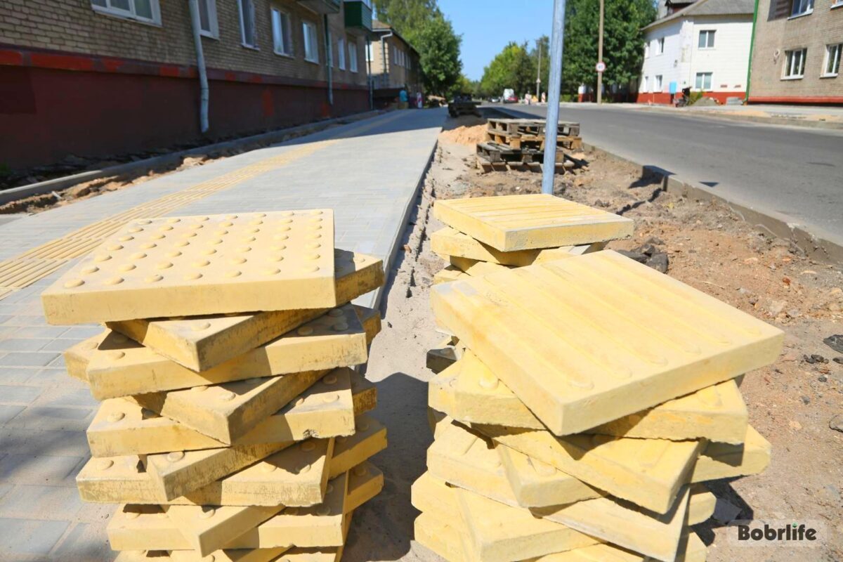 На улице Каменского обновляют тротуарную плитку