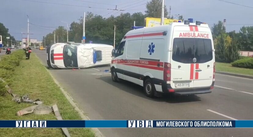 В Бобруйске перевернулся автомобиль скорой помощи