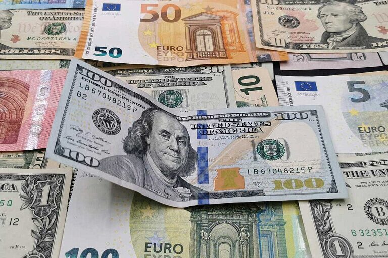 Доллар подешевел, евро наоборот. Валютные торги на 28 августа