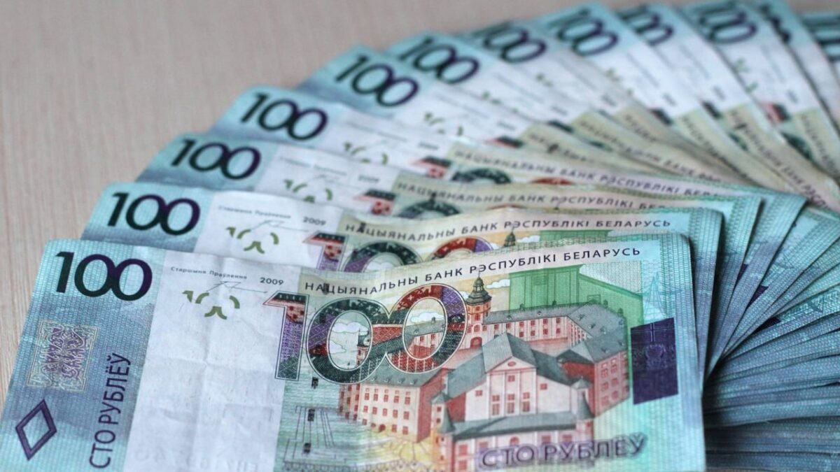 Средняя зарплата в Беларуси в июле составила Br2355,1