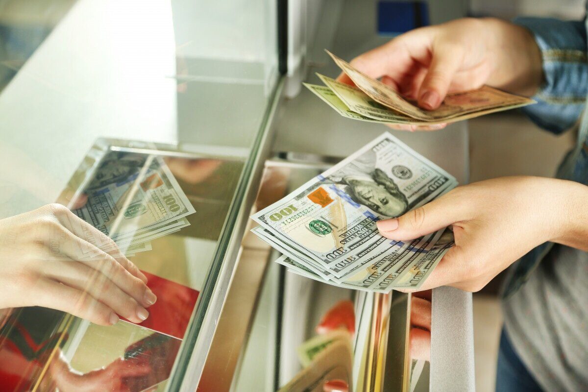 Доллар и евро подешевели еще сильнее. Курсы валют банков 1 августа 2024