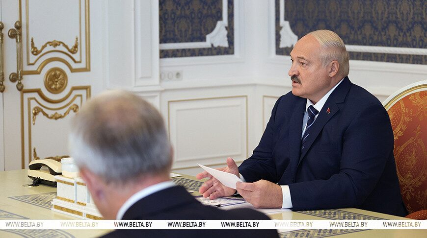 Лукашенко объяснил чиновникам, какой вопрос наиважнейший для людей: это работа и зарплата