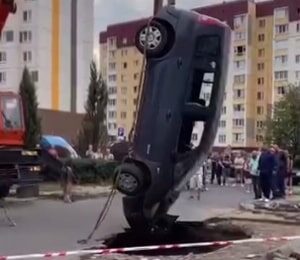 Легковой автомобиль провалился под землю на Социалистической