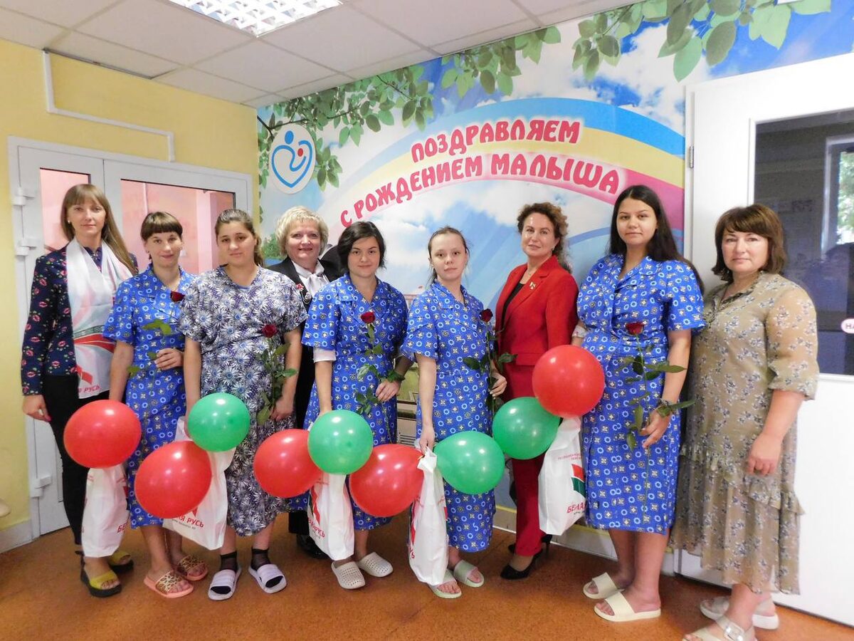 Четверо мальчиков и одна девочка: в Бобруйске поздравили мам, родивших малышей в День народного единства