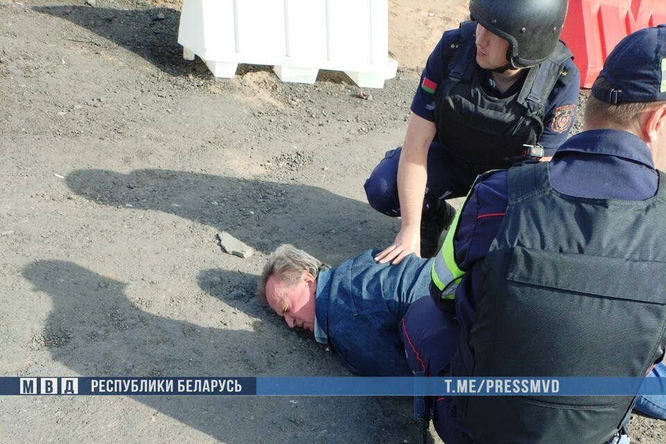 ЧП в Могилеве: задержан экстремист, напавший на милиционеров с ножом